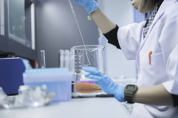 Forskare Injicerade Kemikalier Plaströr Blanda Kemikalier Med Skakmaskin Innan Experiment — Stockfoto