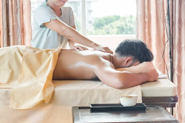 Man Ontspannen Tijdens Massage Spa Salon — Stockfoto