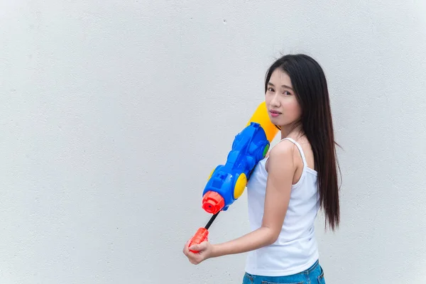 Beyaz Arka Planda Tabancası Olan Asyalı Kadın Tayland Şenlik Songkran — Stok fotoğraf