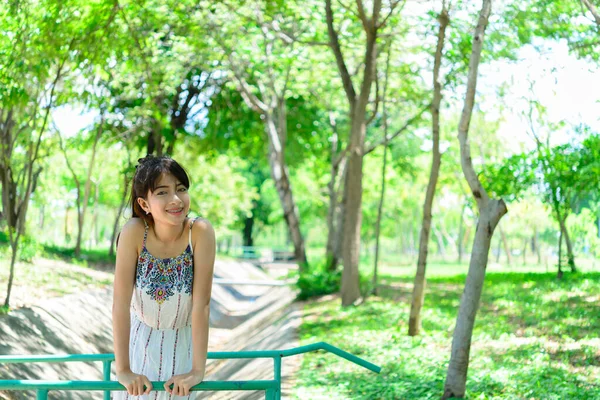 Uma Bela Menina Asiática Ponte Floresta Com Sorriso — Fotografia de Stock