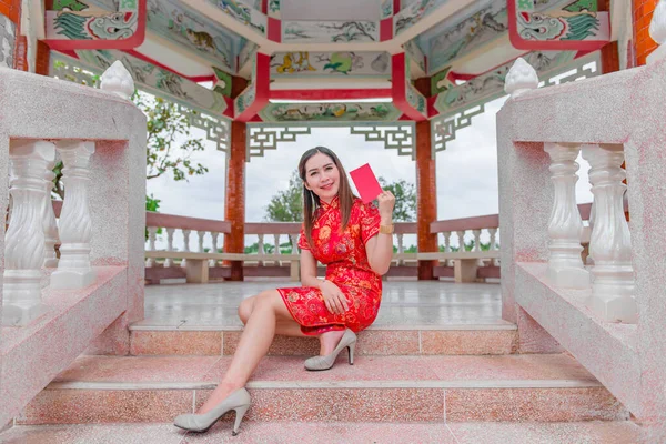Frohes Chinesisches Neues Jahr Asiatische Frau Trägt Traditionelle Cheongsam Kleidung — Stockfoto