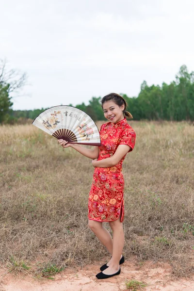 Mujer Asiática Posando Campo Con Ventilador Mano Feliz Año Nuevo — Foto de Stock