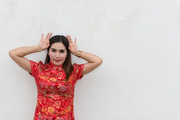 Жінка Азії Чонссамі Білій Стіні Щаслива Китайська Нова Рік Концепції — стокове фото