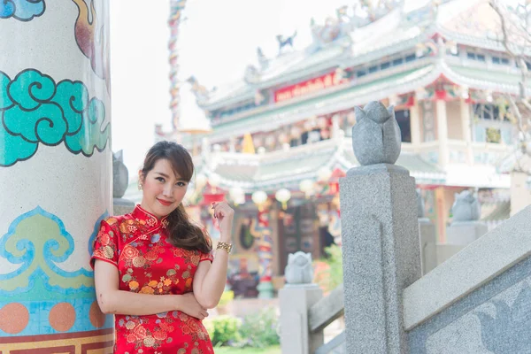 Cheongsam Elbiseli Iki Güzel Asyalı Kadının Portresi Tayland Halkı Mutlu — Stok fotoğraf