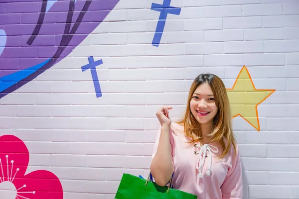 Asiático Hippie Menina Compras Loja Departamento Mulher Feliz Com Sacos — Fotografia de Stock