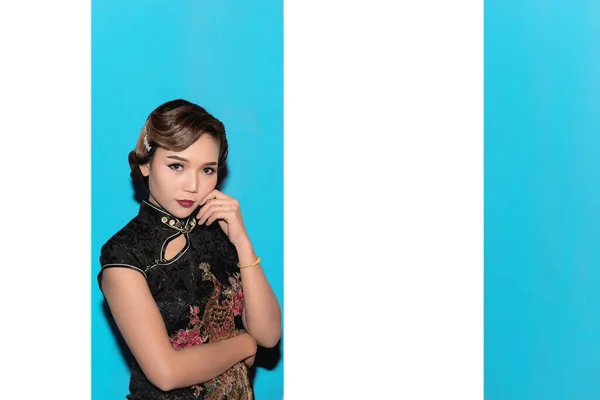 Портрет Красивой Азиатской Женщины Черном Платье Стене Краски Синий Белый — стоковое фото