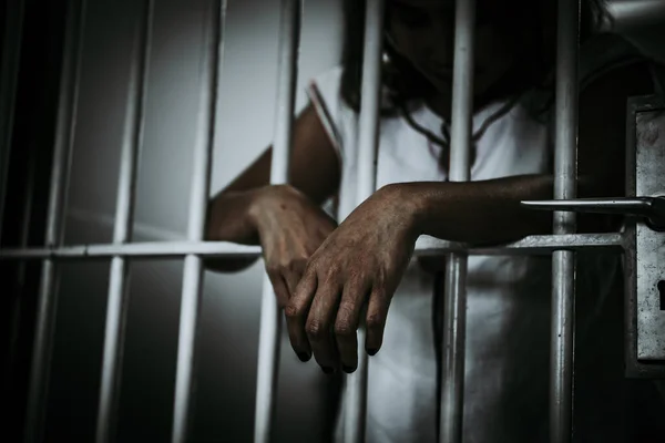 Demir hapishaneyi yakalamak için çırpınan kadın portresi, mahkum konsepti