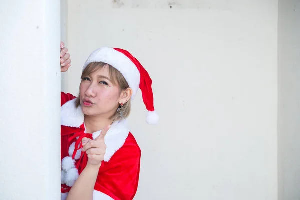 Красивая Молодая Азиатка Одежде Санта Клауса Белом Фоне — стоковое фото