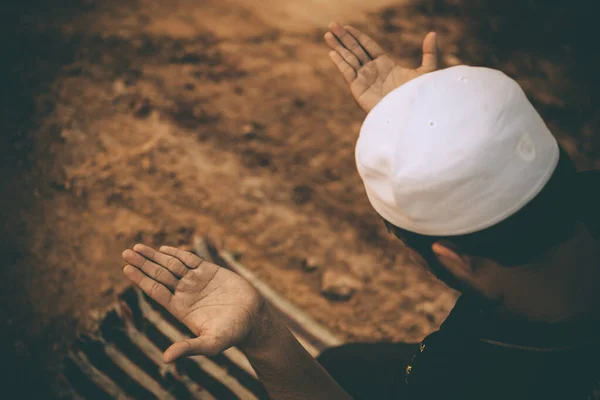 Siluet Pemuda Muslim Asia Berdoa Saat Matahari Terbenam Konsep Festival — Stok Foto