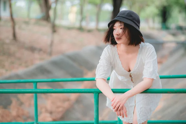 Retrato Bela Jovem Mulher Asiática Usar Vestido Branco Livre Estilo — Fotografia de Stock