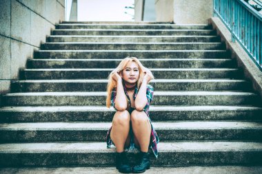 Yalnız Asyalı kadın parkta tek başına oturuyor, üzgün Taylandlı kadın bir şeyler düşünüyor, kalbi kırık kız konsepti.