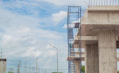 Paralel köprü altında, taşra, uzun köprü, paralı yol, dışarıdaki yol, köprü otoyolunun inşaatı büyük..