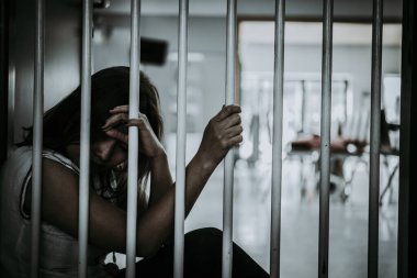 Demir hapishaneyi yakalamak için çırpınan kadın portresi, mahkum konsepti