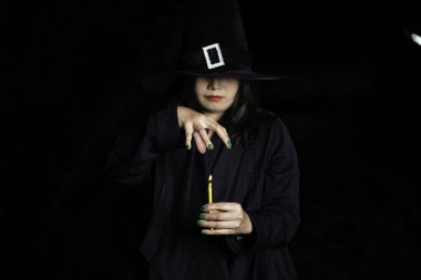 Güzel Asyalı kadın portresi siyah arka planda cadı kostümü giyer, Tayland halkı, Cadılar Bayramı festivali konsepti, korku sahnesi