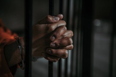 Demir hapishaneyi, esir konseptini, Tayland halkını yakalamak isteyen adamların elleri, özgür olmayı umuyoruz..
