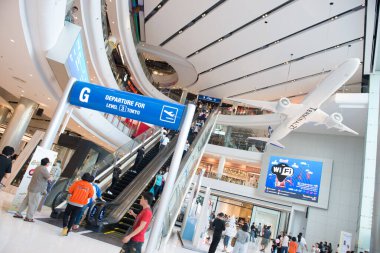 Korat - Tayland - 24 Aralık 2016: Tanımlanamayan kişiler yoğun bir şekilde birlikte 21. Terminal 'de sahne aldılar. Burası çok ünlü bir alışveriş merkezi.