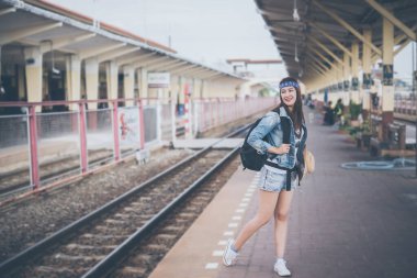 Asyalı turist tren istasyonunda bekler, Taylandlı hippi gezmeye gider.