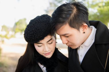 Çam ormanındaki genç çiftlerin portresi, Sevgililer Günü konsepti.