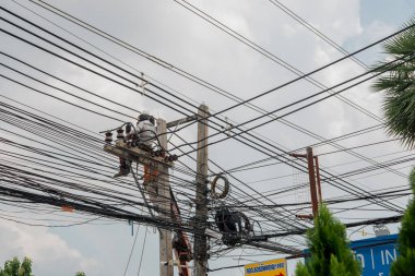 Nakhonratchasima, Tayland 25 Eylül: Elektrikçiler yüksek voltaj direklerinin ana kablolarını değiştiriyorlar. 25 Eylül 2016 tarihinde Tayland 'ın Nakhonratchasima kentinde