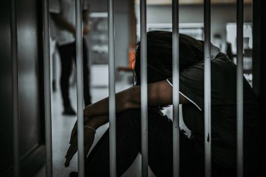 Demir hapishaneyi yakalamak için çırpınan kadın portresi, mahkum konsepti