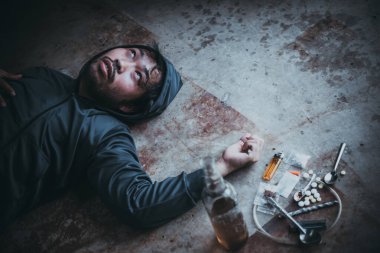 Asyalı erkekler, damarlarına eroin enjekte eden uyuşturucu bağımlılarıdır. Flakka ya da zombi ilacı tehlikeli, Tayland uyuşturucu konseptine hayır, ıssız bir yerdeki kötü adam uyuşturucuları.