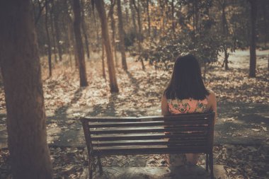 Bankta oturan üzgün kadın, park klasiği tarzında arkadan bakıyor ve hikâyeyi çok daha kötü bir şekilde anlatıyor..