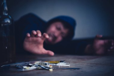 Flakka uyuşturucusu ya da zombi ilacı tehlikeli, Tayland uyuşturucu konseptine hayır, kötü adam uyuşturucuları ıssız yerlerde, eroin bağımlılığı....