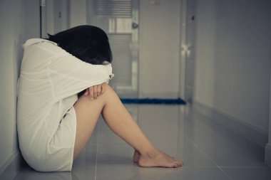 Asyalı kadın aşktan üzgün, erkek arkadaş stresi, kalp kırıcı kadın konsepti, Taylandlı insanlar yüzünden endişeli.
