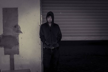 Asyalı üzgün bir adamın portresi, yerde oturan uyuşturucu bağımlısı, flakka ilacı, zombi uyuşturucusu