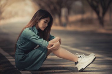 Güzel Taylandlı kadın karşılıksız aşktan çok üzgün, yeniden düşün, düşün, eski tarz, karanlık ton, kırık kalp, Asyalı kız