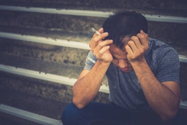 Asyalı, yakışıklı, sigara içen, Taylandlı, bunalımlı adam konsepti, şirketinin işi hakkında endişeleniyor.