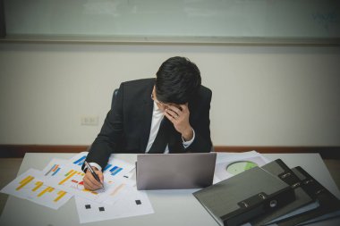 Stresli Asyalı iş adamını kapat, işten kaybet, Taylandlı insanları kaybet, iş dünyasından başarıyı değil, Hüzünlü Adam kavramını değil.