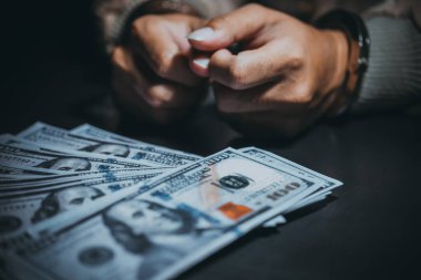 Şüpheli soruşturmada tutuklandı. Gerçeği öğrenmek için sorgulandı. Hırsız polis tarafından yakalandı. Tayland 'daki karanlık odaya geldi..