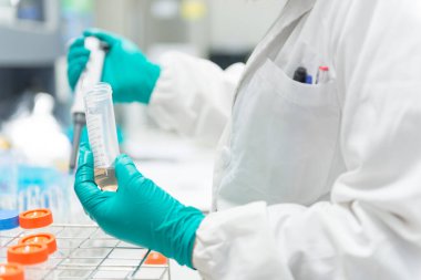 Bilim adamı deney için örnek hazırlıyor, teçhizatın test öncesi kontrol listesi, seçici odaklanma