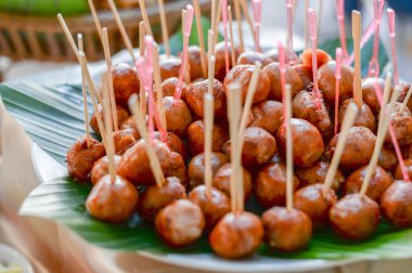 Tabaktaki Asya atıştırmalıklarını kapat.