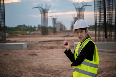 Köprü inşaatında çalışan mühendis kadın.
