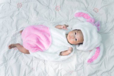 Tavşan elbisesi içinde Asyalı şirin bir kız çocuğu.