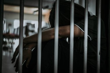 Demir hapishaneyi yakalamak için çırpınan kadın portresi, mahkum konsepti