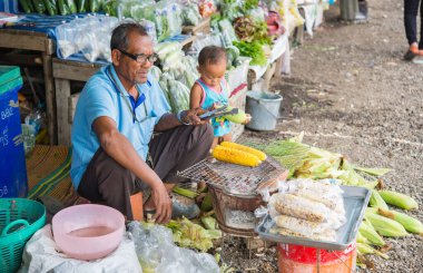Nakhonratchasima, THAILAND 6 Ağustos: Oğlu olan yaşlı adam, 6 Ağustos 2016 