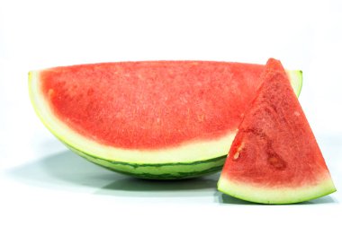 Karpuz dilimi beyaz arkaplanda izole.