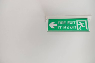 Tavanda yangın çıkışı etiketi, parlak neon