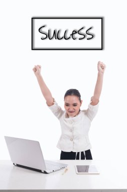 Asyalı iş kadını başarısı iş projesinden, bunu öğrendikten sonra çok mutlu oldu.