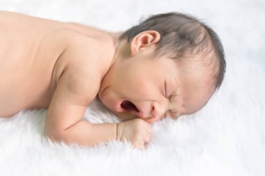 Yakın plan Asyalı bebek uyuyor.