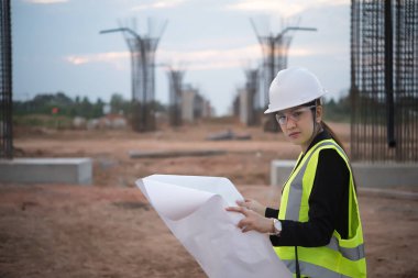 Köprü inşaatında çalışan mühendis kadın.