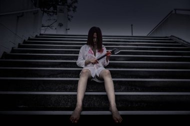 Kapalı bir kadın karanlık odada beyaz gömlek giyer, korku filmi konsepti, korku arka planı, Taylandlılar