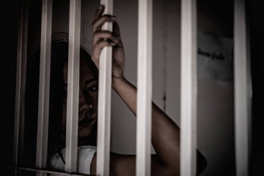 Demir hapishaneyi, esir konseptini, Tayland halkını yakalamak için çırpınan kadınların elleri özgür olmayı umuyor..