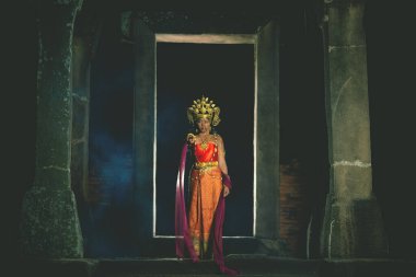 Asyalı kadın portresi Tayland 'daki eski şatolarda Tayland' lı insanların giydiği eski Tayland elbisesi ve makyajlı hayalet yüzü takınıyor.