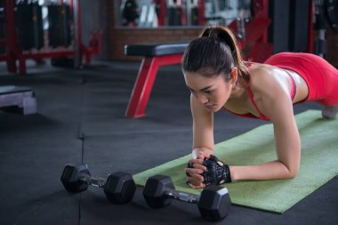 Güzel Asyalı kadın spor salonunda antrenman yapıyor, Tayland