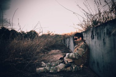 Silahlı askerler, Asyalı asker kavramına karşılık vermek için fırsat kolluyorlardı.