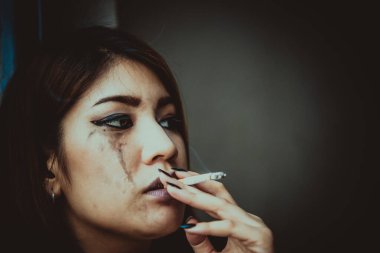 Asyalı kadın aşktan üzgün sigara içiyor çünkü erkek arkadaş stresi, kalp kırıklığı kadın konsepti...